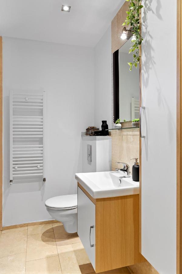 City Heart Retreat Elegant Apartment Бухарест Экстерьер фото